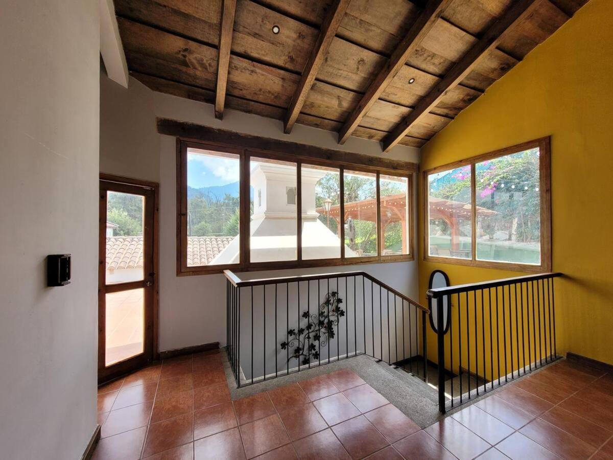 Villa Amplia Casa Antigua Guatemala Con Pergola Y Jardin Exterior foto